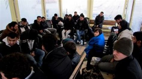 İ­t­a­l­y­a­­y­a­ ­k­a­ç­m­a­y­a­ ­ç­a­l­ı­ş­a­n­ ­5­1­ ­g­ö­ç­m­e­n­ ­İ­z­m­i­r­­d­e­ ­y­a­k­a­l­a­n­d­ı­